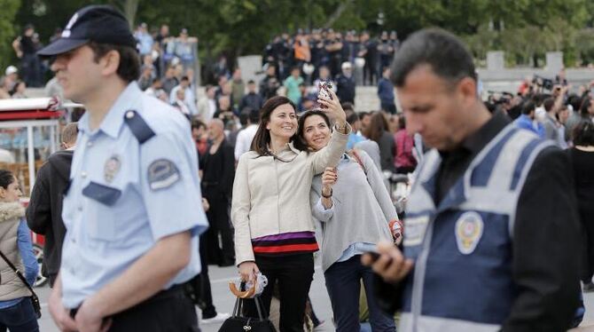 Zwei junge Frauen fotografieren sich auf dem Taksim-Platz. Foto: Sedat Suna