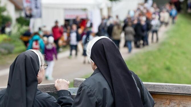 Zwei Ordensschwestern beim Katholikentag in Regensburg. Foto: Daniel Karmann