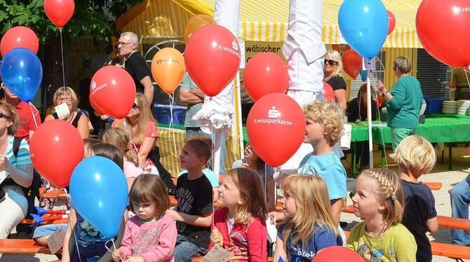 Luftballons starteten in den Farben der französischen Freunde und Gäste.