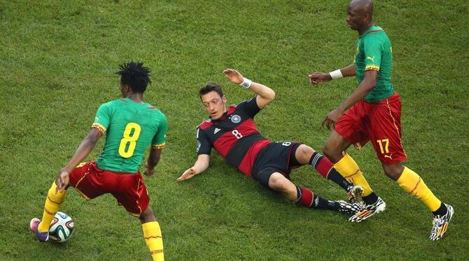 Mesut Özil (Mitte) am Boden. Der Nationalspieler vom FC Arsenal blieb weit hinter den Erwartungen zurück. FOTO: DPA