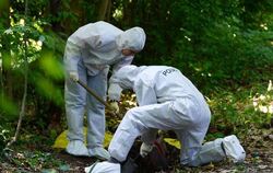 Beamte der Spurensicherung am Fundort der beiden Leichen. Foto: Bernd Weißbrod