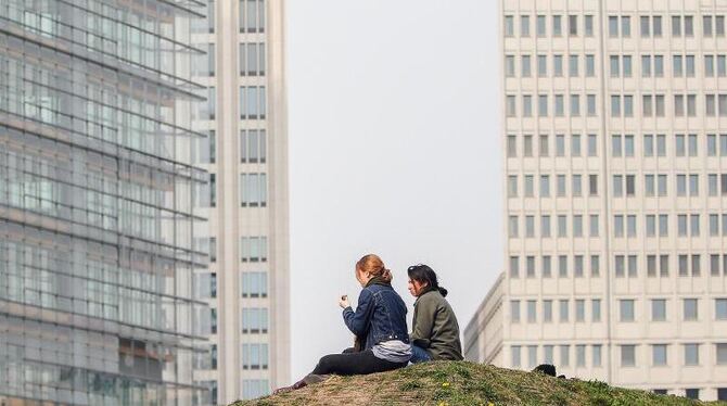 Pause auf dem Grünstreifen am Potsdamer Platz in Berlin. Foto: Hannibal/Archiv