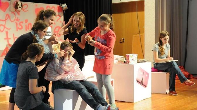 Linda Vogtländer (rechts) erzählt die Geschichte von Jasper, der den Launen seinen Schwestern und dessen Freundinnen ausgesetzt Linda Vogtländer (rechts) erzählt die Geschichte von Jasper, der den Launen seinen Schwestern und dessen Freundinnen ausgesetzt