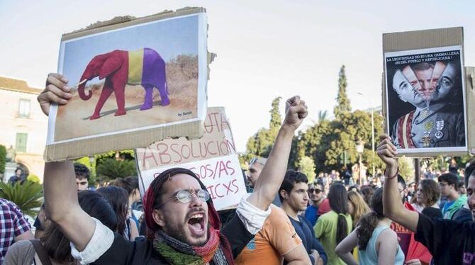 Mit dem republikanischen Elefanten erinnert die Demokratiebewegung an die international kritisierte Safari des Königs, bei de