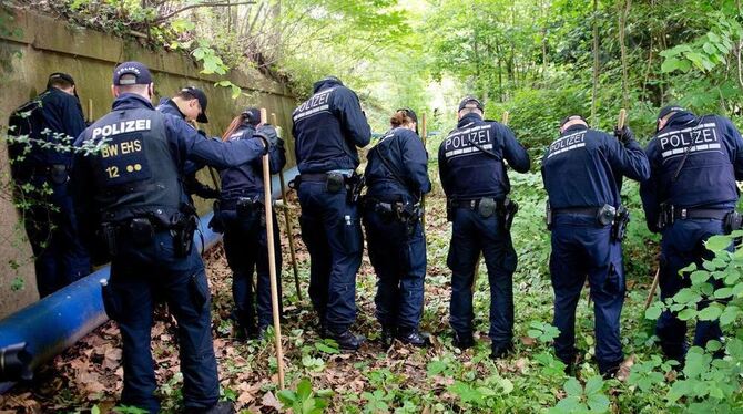 Polizisten suchen im Stuttgarter Schlossgarten nach Spuren.