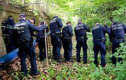 Polizisten suchen im Stuttgarter Schlossgarten nach Spuren.