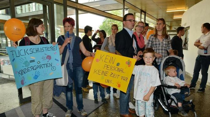 Ohmenhäuser Eltern protestierten mit ihren Kindern im Reutlinger Rathaus gegen die Teilschließung des Kinderhauses im Dirnäckerw