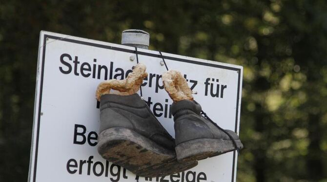 Der alte Steinlager- und Häckselplatz in Wittlingen hat ebenso ausgedient wie diese Schuhe, die ein Spaßvogel über das Schild ge
