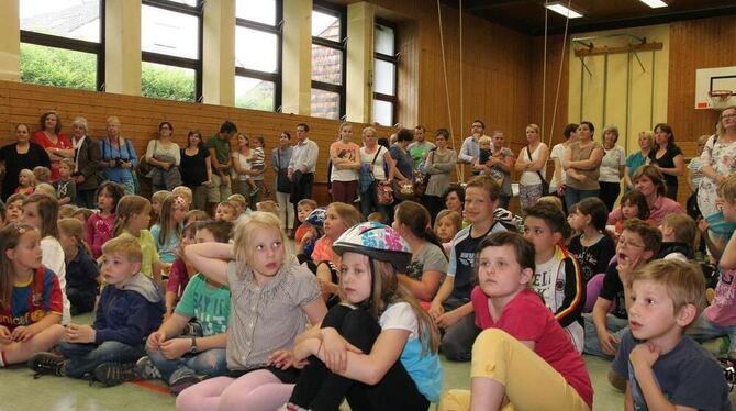 Gespannte Erwartung in der Altenburger Festhalle beim Abschluss des Kreativos.