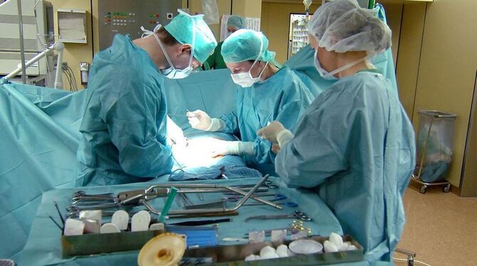 Im Operationssaal beginnt der Aufbruch in ein neues Leben: Nierentransplantation an der Uniklinik Tübingen.