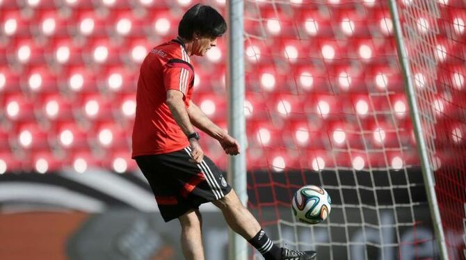 Der Ball muss ins Tor - Joachim Löw fordert einen hohen Sieg von seinem Team. Foto: Fredrik von Erichsen