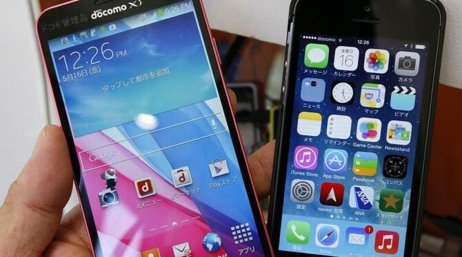 Begehrtes Diebesgut: Smartphones - hier von Samsung und Apple. Foto: Kimimasa Mayama/Archiv