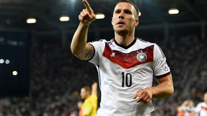Deutschlands Lukas Podolski jubelt über seinen Treffer zum 2:1. Foto: Thomas Eisenhuth/dpa
