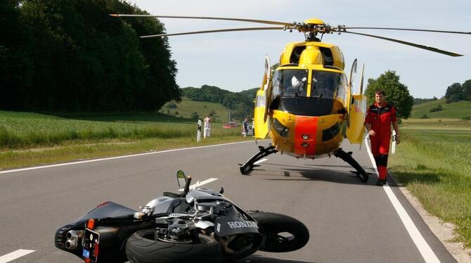 Motorradunfall am 7. Juni 2014 in Holzelfingen: Die Besatzung des Rettungshubschraubers konnte dem Motorradfahrern nicht mehr he