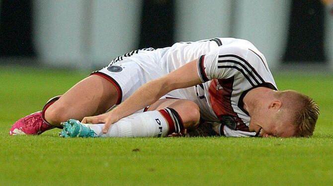 Marco Reus hat sich am linken Sprunggelenk verletzt und ist zur Untersuchung in ein Krankenhaus gebracht worden.  FOTO: DPA