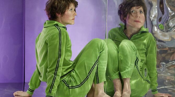 Was bedeutet Sehen wirklich? Linda Schlepps als Molly Sweeney vor ihrem verzerrten Spiegelbild. FOTO: RICHARD BECKER Was bedeutet Sehen wirklich? Linda Schlepps als Molly Sweeney vor ihrem verzerrten Spiegelbild. FOTO: RICHARD BECKER