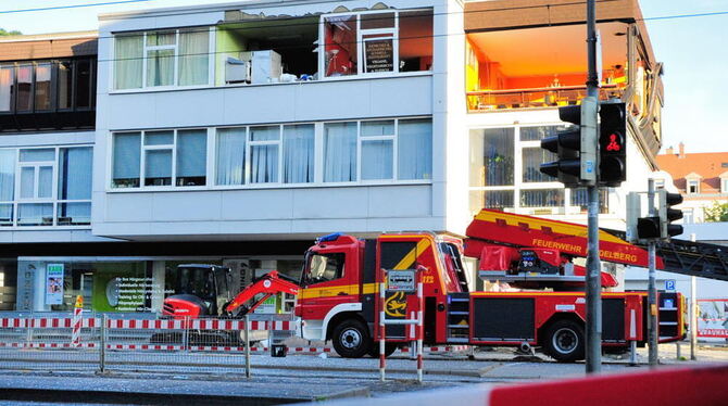 Die Fensterfront eines Restaurants in der Kurfürstenanlage von Heidelberg ist nach einer Explosion zerstört. Mehrere Menschen si