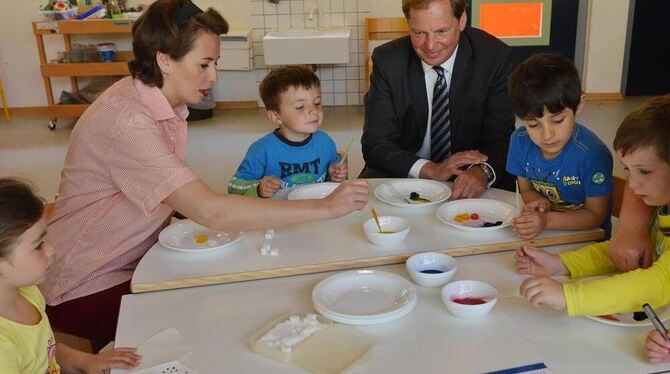 Farbige Experimente mit Zuckerwürfeln. Tülay Schmid mit Dr. Wolfgang Epp bei den »Zuckerbildern« im Kinderhaus Benzstraße.FOTO: