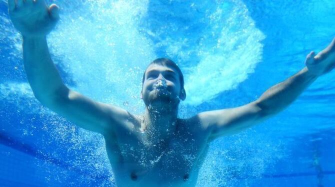 Tobias taucht nach einem Sprung vom Sprungturm im »Sport Paradis« in Gelsenkirchen ins Wasser ein. Foto: Marcel Kusch