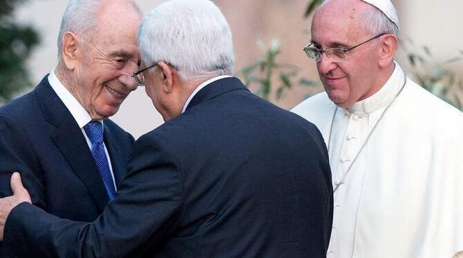 Papst Franziskus (r) hatte eingeladen, Israels Staatschef Peres (l) und Palästinenserpräsident Abbas beteten mit ihm. Foto: C