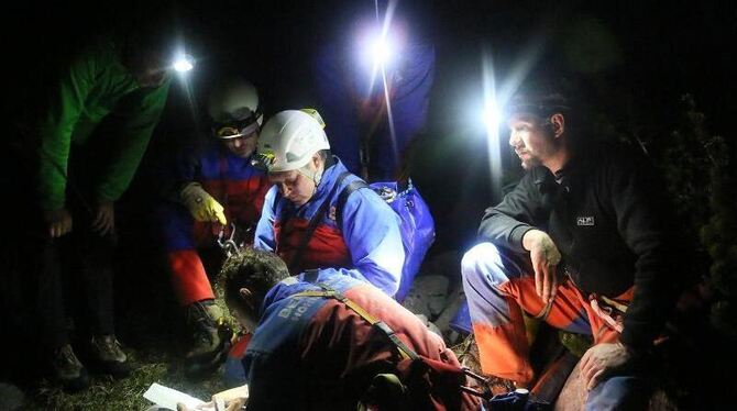Einsatzkräfte der Bergwacht beraten über das weitere Vorgehen in der Höhle. Foto: Leitner, BRK BGL