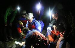 Einsatzkräfte der Bergwacht beraten über das weitere Vorgehen in der Höhle. Foto: Leitner, BRK BGL