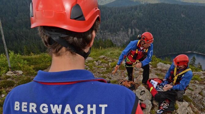 Helfer der Bergwacht Schwarzwald üben.