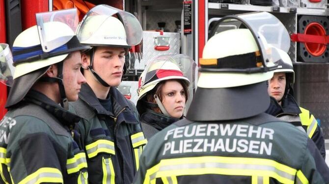 Mittendrin und voll bei der Sache: Johanna Zimmermann im Kreise ihrer Pliezhäuser Feuerwehrkollegen bei einer kurzen theoretisch