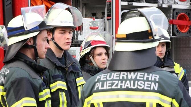 Mittendrin und voll bei der Sache: Johanna Zimmermann im Kreise ihrer Pliezhäuser Feuerwehrkollegen bei einer kurzen theoretisch