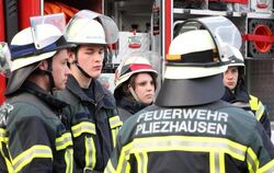 Mittendrin und voll bei der Sache: Johanna Zimmermann im Kreise ihrer Pliezhäuser Feuerwehrkollegen bei einer kurzen theoretisch