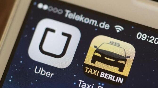 Die Handy-Apps »Uber« und »Taxi Berlin« auf einem Smartphone. Foto: Jörg Carstensen