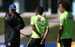 Brasiliens Trainer Luiz Felipe Scolari gibte beim Training Neymar und David Luiz Anweisungen. Foto: Marcelo Sayao