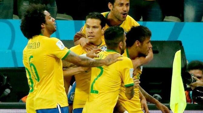 Neymar bejubelt mit seinen Teamkameraden den zum 2:1 verwandelten Elfmeter. Foto: Diego Azubel