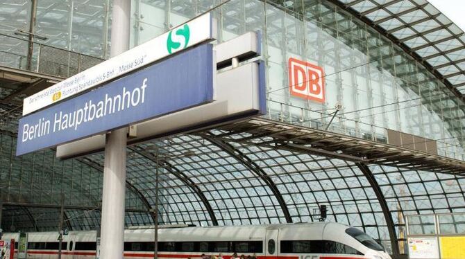 Ein ICE im Hauptbahnhof in Berlin: Nach Medienberichten geht die Bahn davon aus, dass sie in diesem Jahr 40 Millionen Euro Um