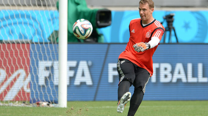 Volle Kraft voraus: Keeper Manuel Neuer fiebert dem Spiel gegen Portugal entgegen.  FOTO: DPA
