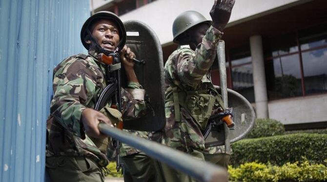 Kenianische Polizisten bei einem Einsatz in Nairobi. Foto: Dai Kurokawa / Symblbild