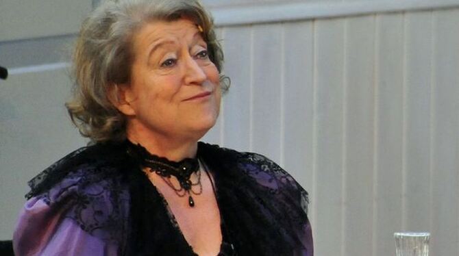 Angela Brock als Mrs. Wilberforth. FOTO: ULA