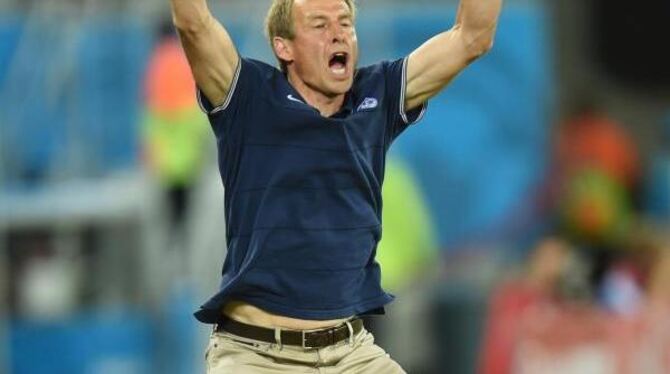 Nach dem 2:1 ist dann auch Coach Klinsmann kurz vor dem Abheben. foto: Marius Becker