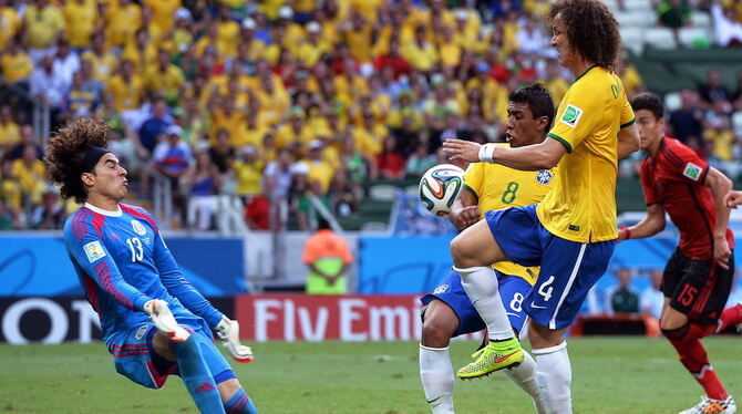 Mexikos Torhüter Guillermo Ochoa rettet seiner Mannschaft das 0:0-Unentschieden gegen Brasilien. FOTO: DPA Mexikos Torhüter Guillermo Ochoa rettet seiner Mannschaft das 0:0-Unentschieden gegen Brasilien. FOTO: DPA