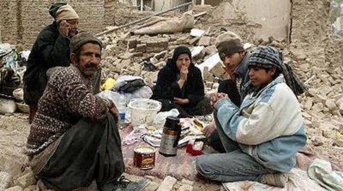Rund 100000 Menschen in der Erdbebenregion sind obdachlos. Diese Familie aus Bam sitzt auf den Trümmern ihres Hauses. FOTO: DPA