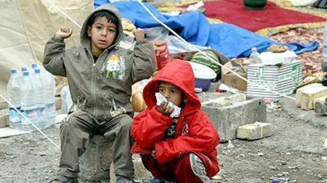 Die Überlebenden des Erdbebens wie diese beiden Jungen aus Bam brauchen dringend Hilfe. FOTO: DPA