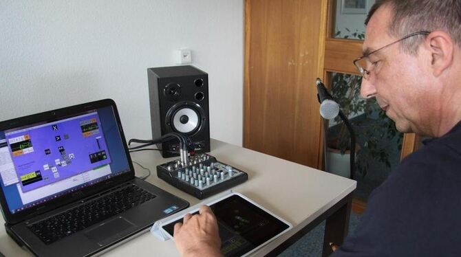 Mit Tablet und Laptop schafft Wolfgang Schnitzer mit zaubernden Händen elektronische Musik, die ins Ohr geht, die als Stück für
