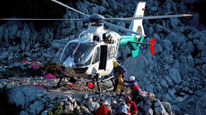 Rettungskräfte laden nahe des Eingangs zur Riesending-Höhle Ausrüstung in einen Hubschrauber. Foto: Nicolas Armer