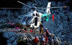 Rettungskräfte laden nahe des Eingangs zur Riesending-Höhle Ausrüstung in einen Hubschrauber. Foto: Nicolas Armer