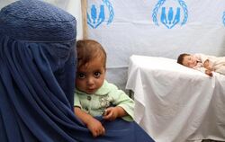 Flüchtlinge in einem UNHCR-Zelt in Afghanistan. Foto: S. Sabawoon