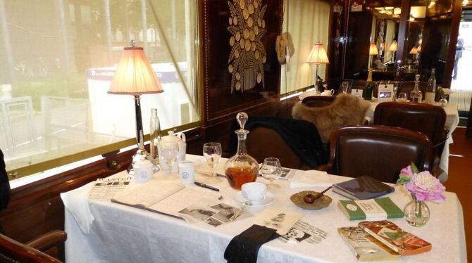 Reisen anno dazumal: Der Speisewagen des Orient-Express in der Pariser Ausstellung sieht aus, als seien die Fahrgäste nur mal kurz ausgestiegen. FOTO: SCHÜRER