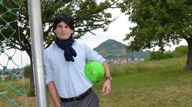 Das Haar und der Schal sitzen, das klassische Oberhemd samt Bundfaltenhose sind Programm. Der Eninger Lukas Schult hat nicht nur