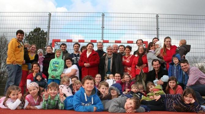 Die Gomaringer Großfamilie Grauer im Portrait – auf dem Bild sind von links nach rechts zu sehen: (hinten stehend): Immanuel, No