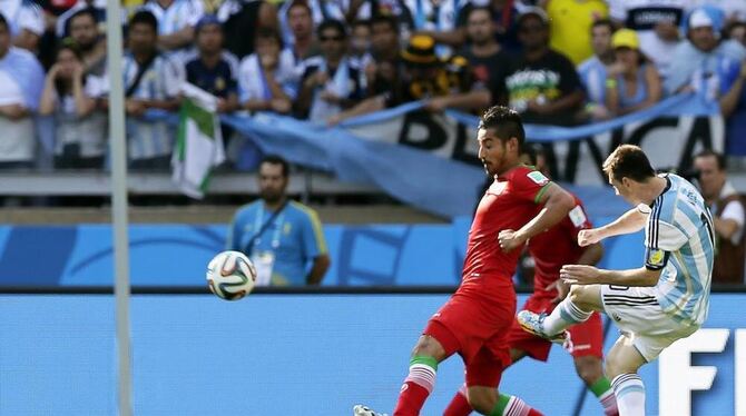 Lionel Messi schießt das 1:0 für Argentinien.