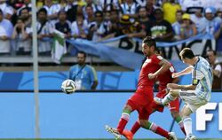 Lionel Messi schießt das 1:0 für Argentinien.